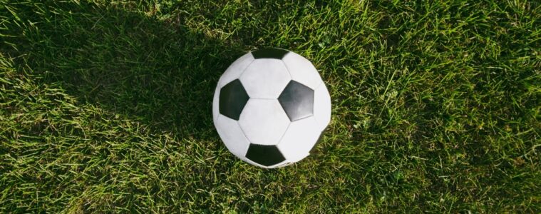 piłka na boisku