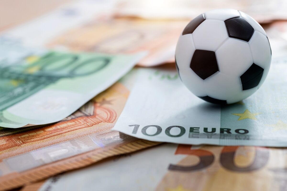 TOP10 największych transferów w historii piłki nożnej – te ruchy zmieniły świat piłki
